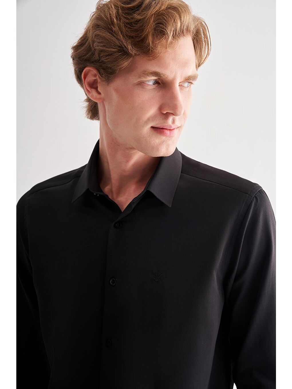 Siyah Sert Yaka Uzun Kol Slim Fit Pamuklu Gömlek 1004255175-3