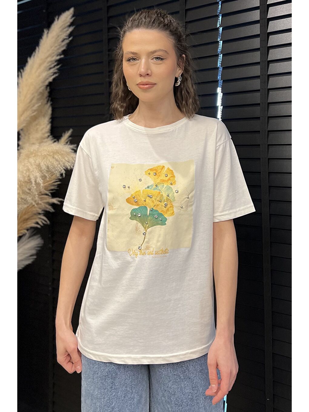 Ekru Bisiklet Yaka Baskılı Taşlı Kadın Tişört-1