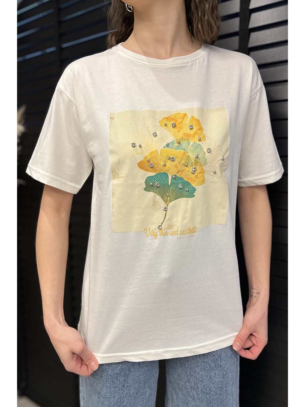 Ekru Bisiklet Yaka Baskılı Taşlı Kadın Tişört-3