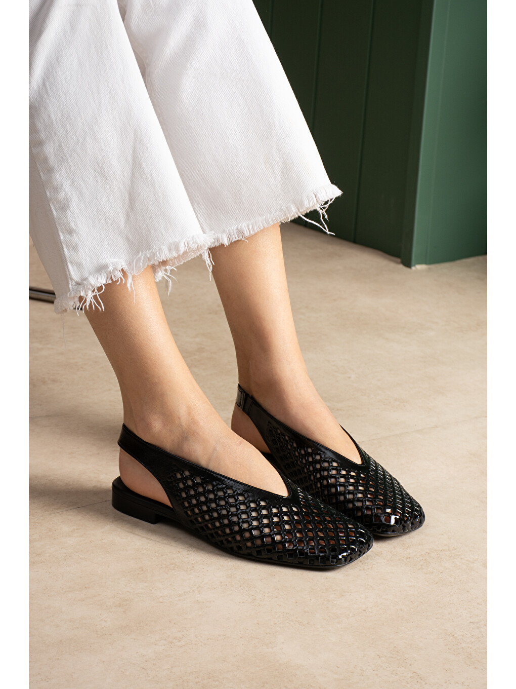 Siyah Flavia Hakiki Deri Lazer Kesim Örgü Desenli Slingback Kadın Sandalet Babet-5