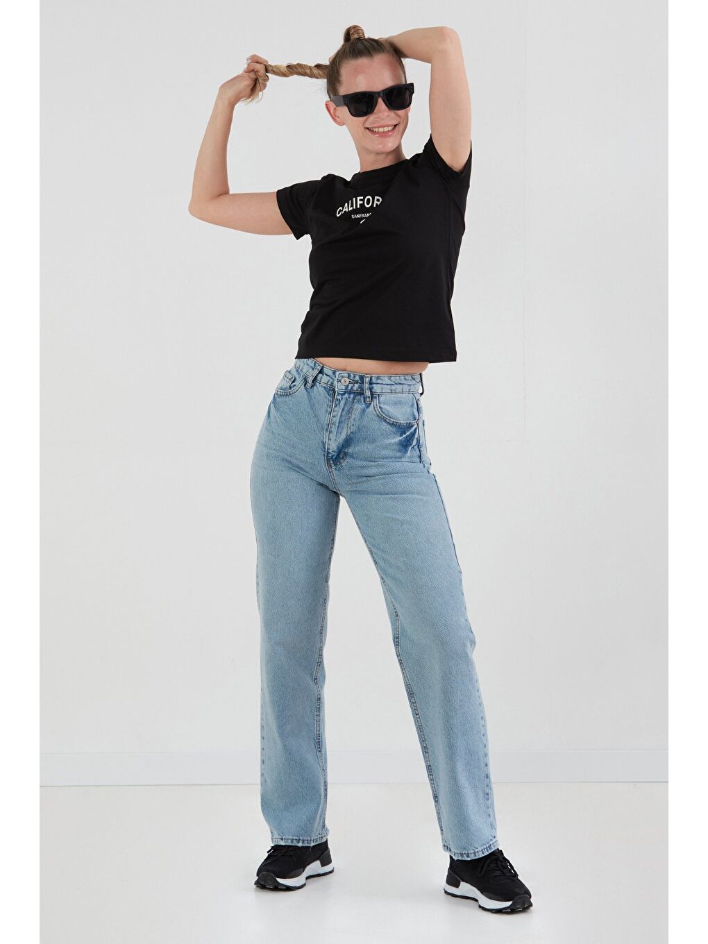 Siyah California Kabartma Baskılı Bisiklet Yaka Tişört-1