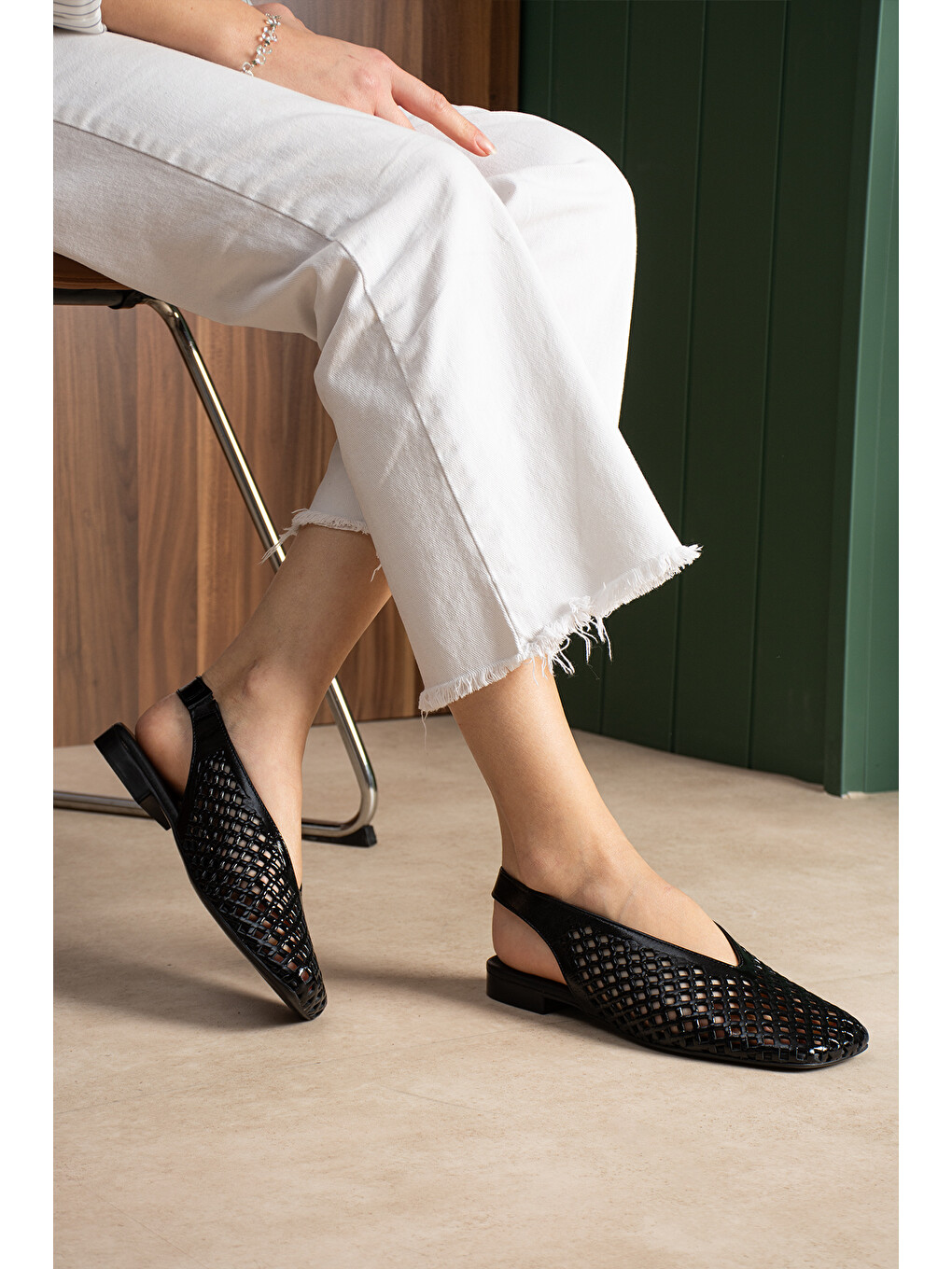 Siyah Flavia Hakiki Deri Lazer Kesim Örgü Desenli Slingback Kadın Sandalet Babet-6