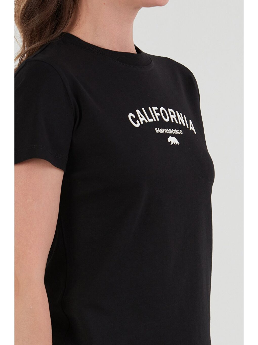 Siyah California Kabartma Baskılı Bisiklet Yaka Tişört-4