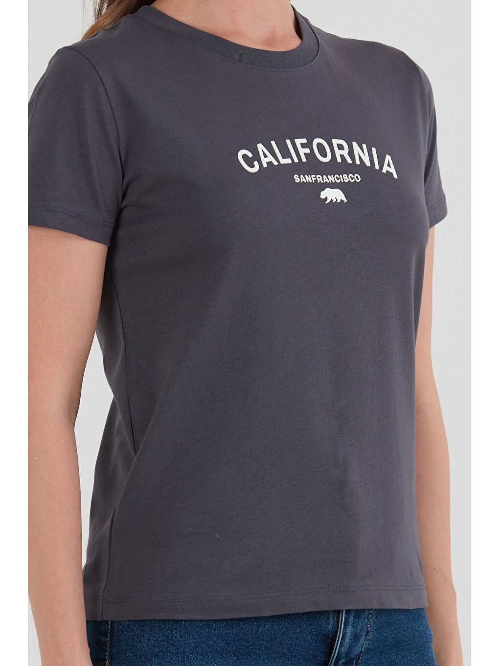 Antrasit California Kabartma Baskılı Bisiklet Yaka Tişört-4