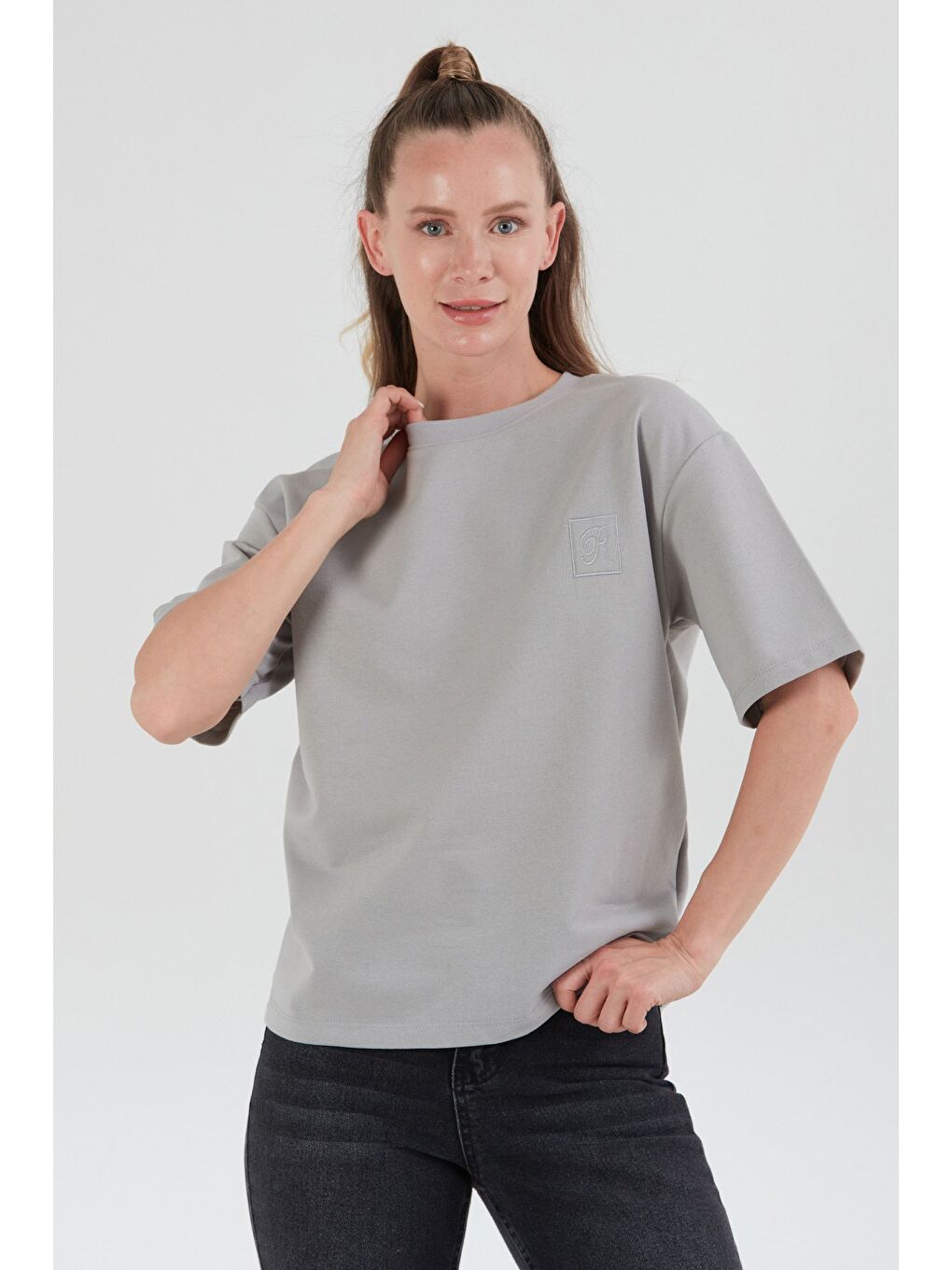 Gri R Harf Nakışlı Oversize Tişört
