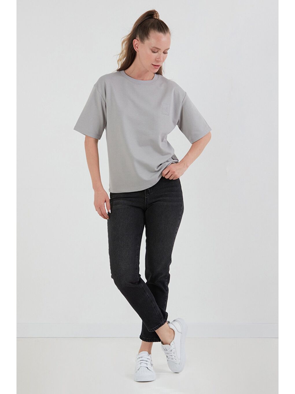 Gri R Harf Nakışlı Oversize Tişört-1