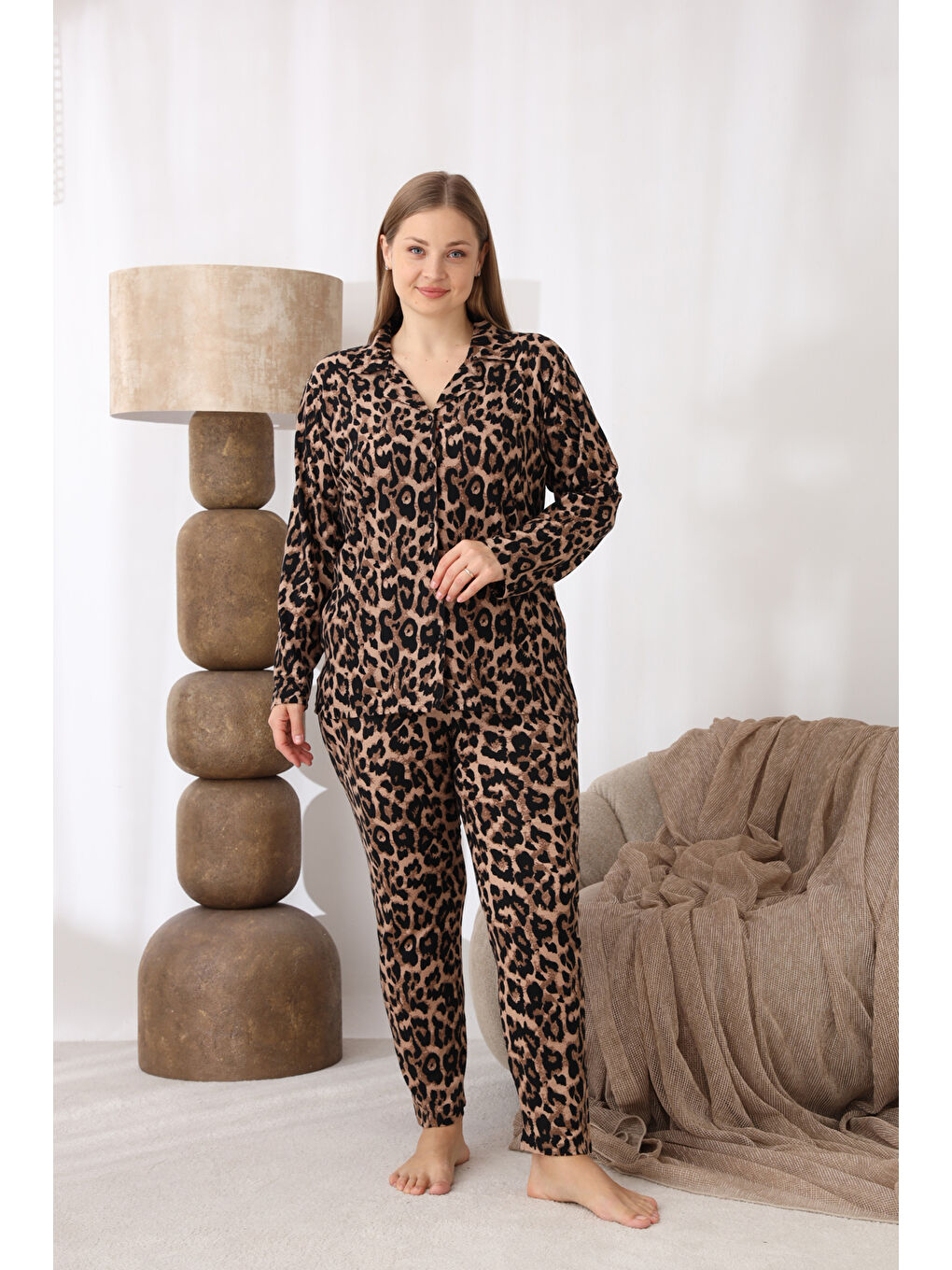 Renksiz Önden Düğmeli Leopar Desenli Süet Kumaş Büyük Beden Kadın Pijama Takımı 511