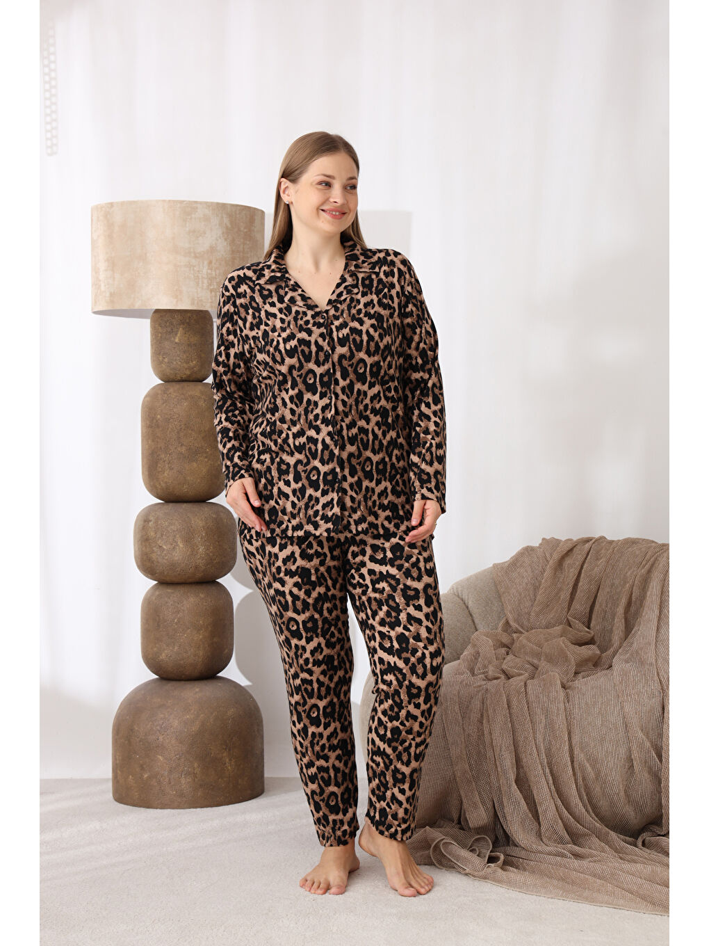 Renksiz Önden Düğmeli Leopar Desenli Süet Kumaş Büyük Beden Kadın Pijama Takımı 511-1