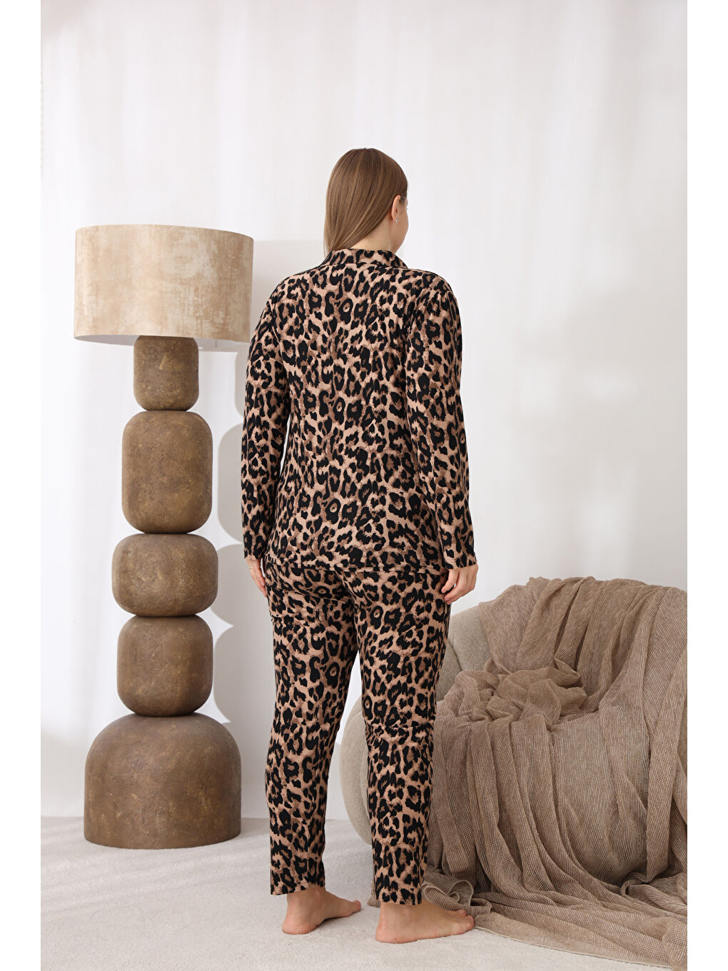Renksiz Önden Düğmeli Leopar Desenli Süet Kumaş Büyük Beden Kadın Pijama Takımı 511-4