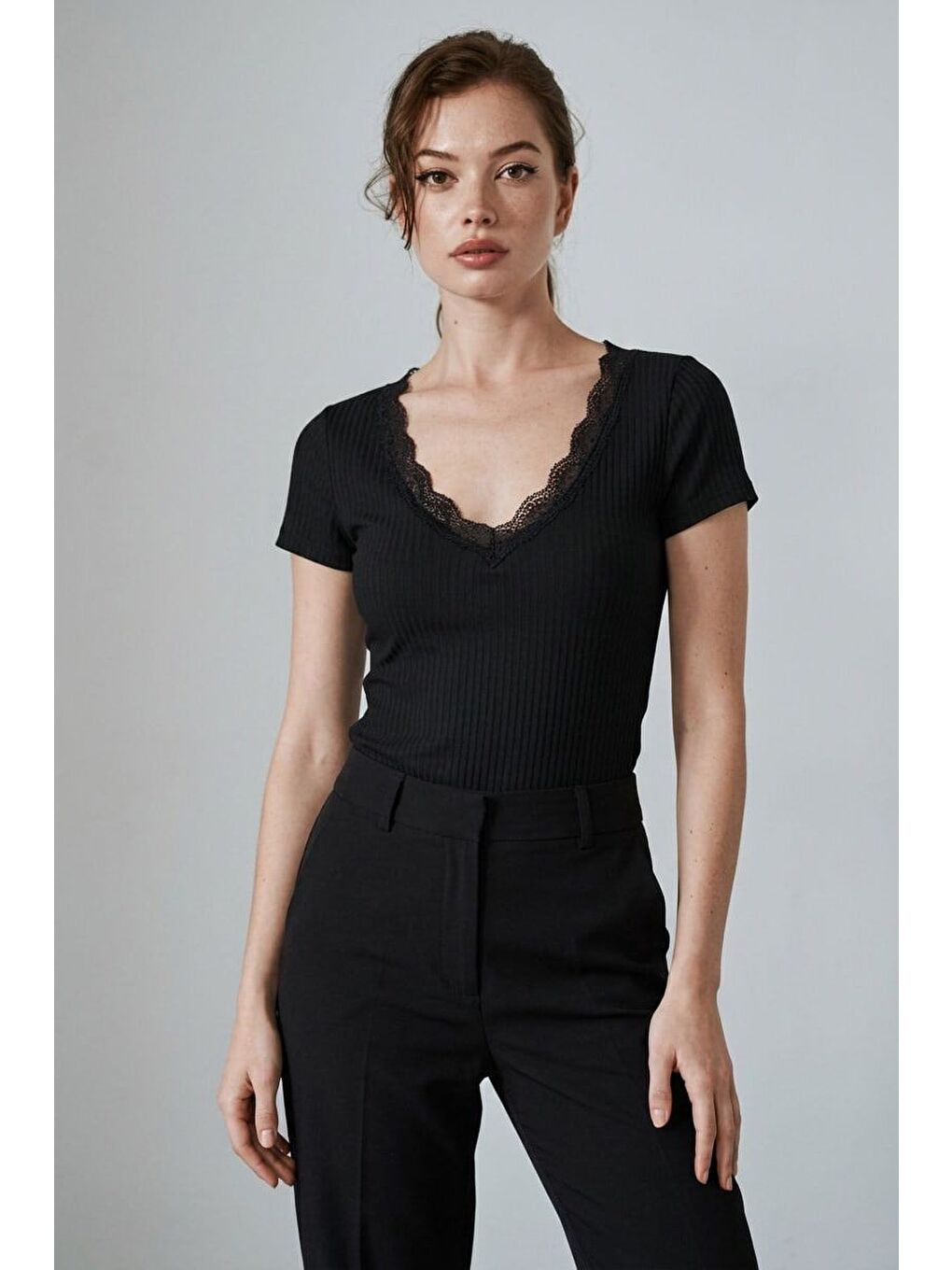 Siyah V Yaka Dantel Detaylı Fitilli Kadın Tişört Mg2705