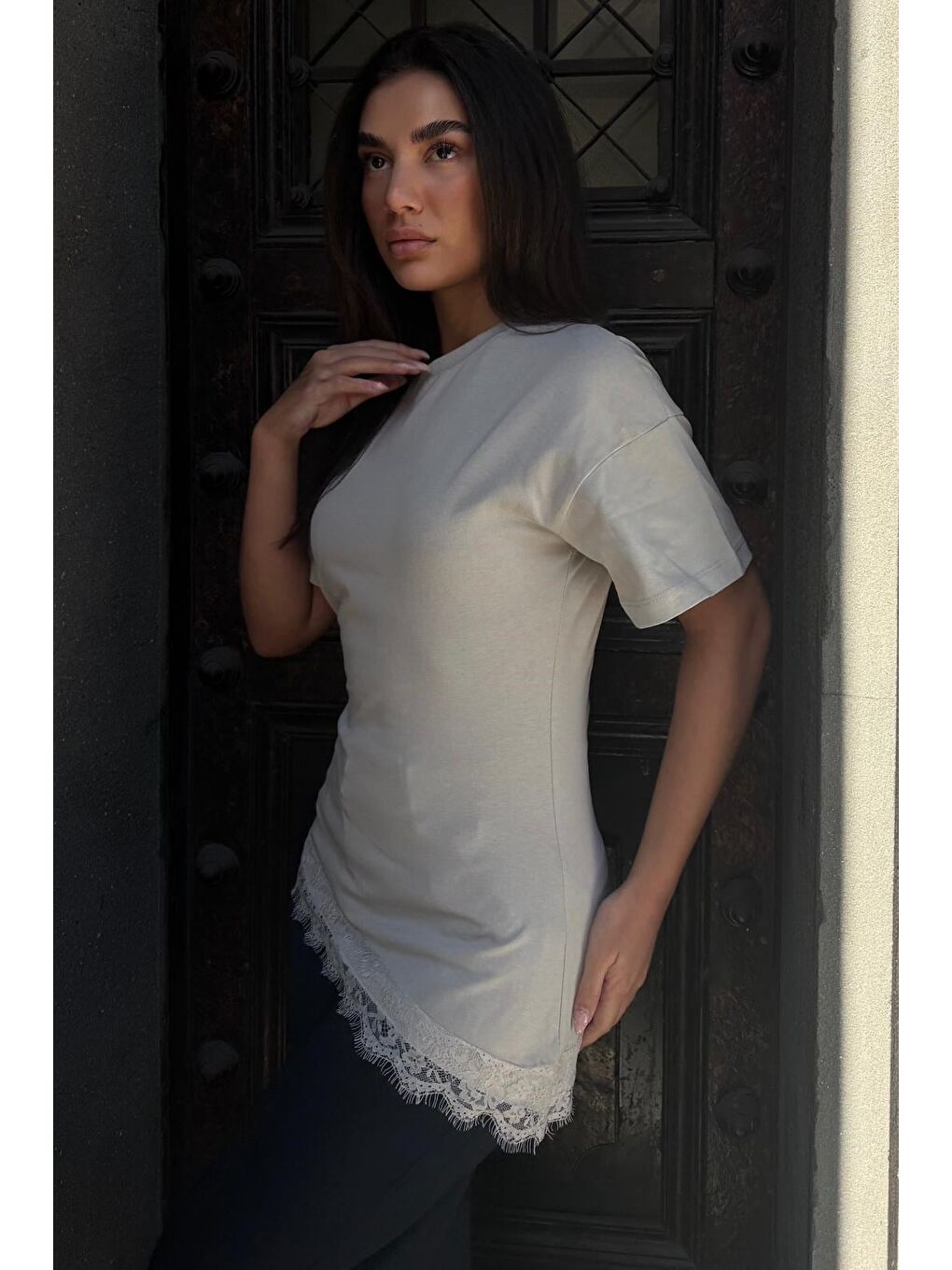 Boyalı Gri Dantel Detaylı Belden Oturtmalı Asimetrik Kadın Tişört Mg2719