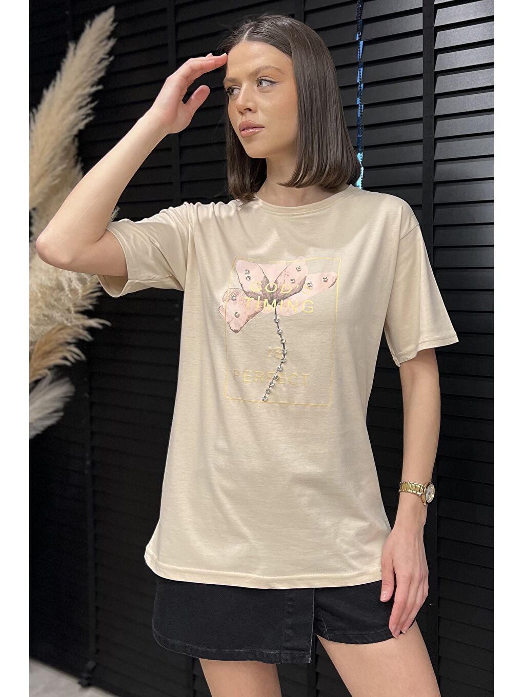 Bej Bisiklet Yaka Taş Detaylı Baskılı Kadın Tişört-1