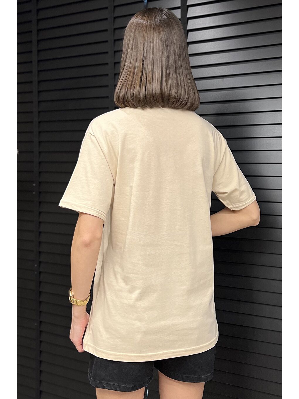 Bej Bisiklet Yaka Taş Detaylı Baskılı Kadın Tişört-2