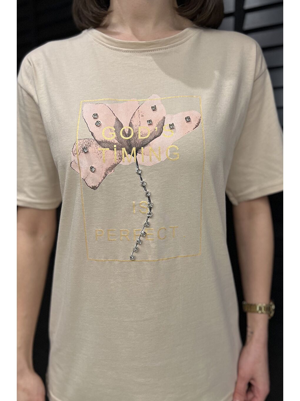 Bej Bisiklet Yaka Taş Detaylı Baskılı Kadın Tişört-3