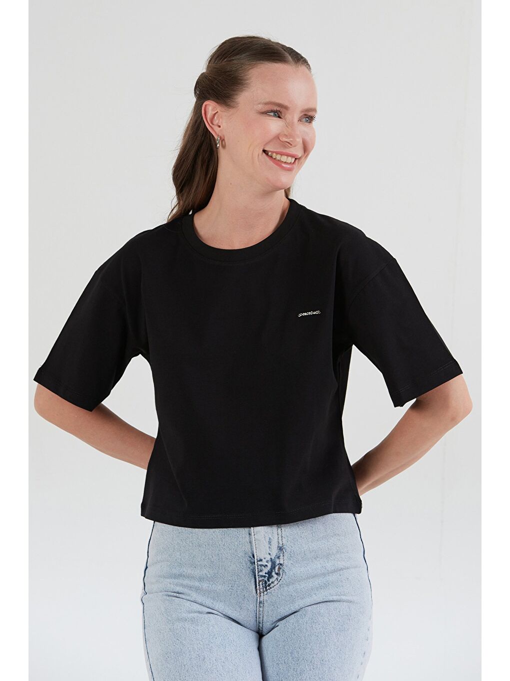 Siyah Peacebud Aksesuar Detaylı Oversize Crop Tişört