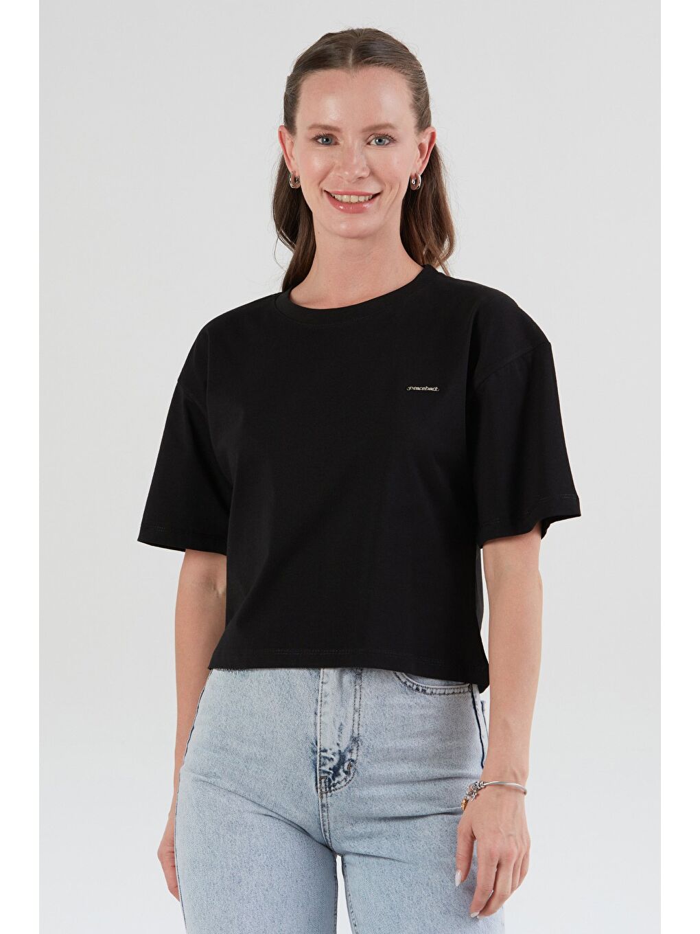 Siyah Peacebud Aksesuar Detaylı Oversize Crop Tişört-1