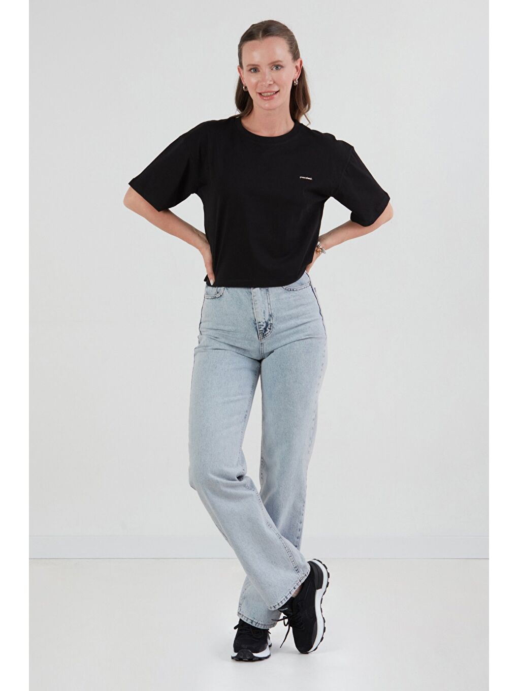 Siyah Peacebud Aksesuar Detaylı Oversize Crop Tişört-2