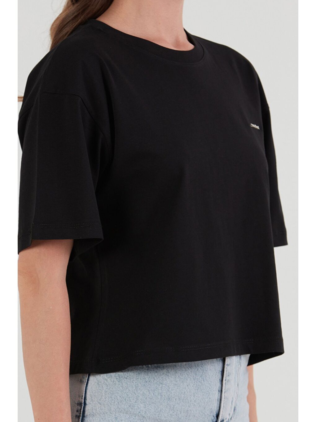 Siyah Peacebud Aksesuar Detaylı Oversize Crop Tişört-4