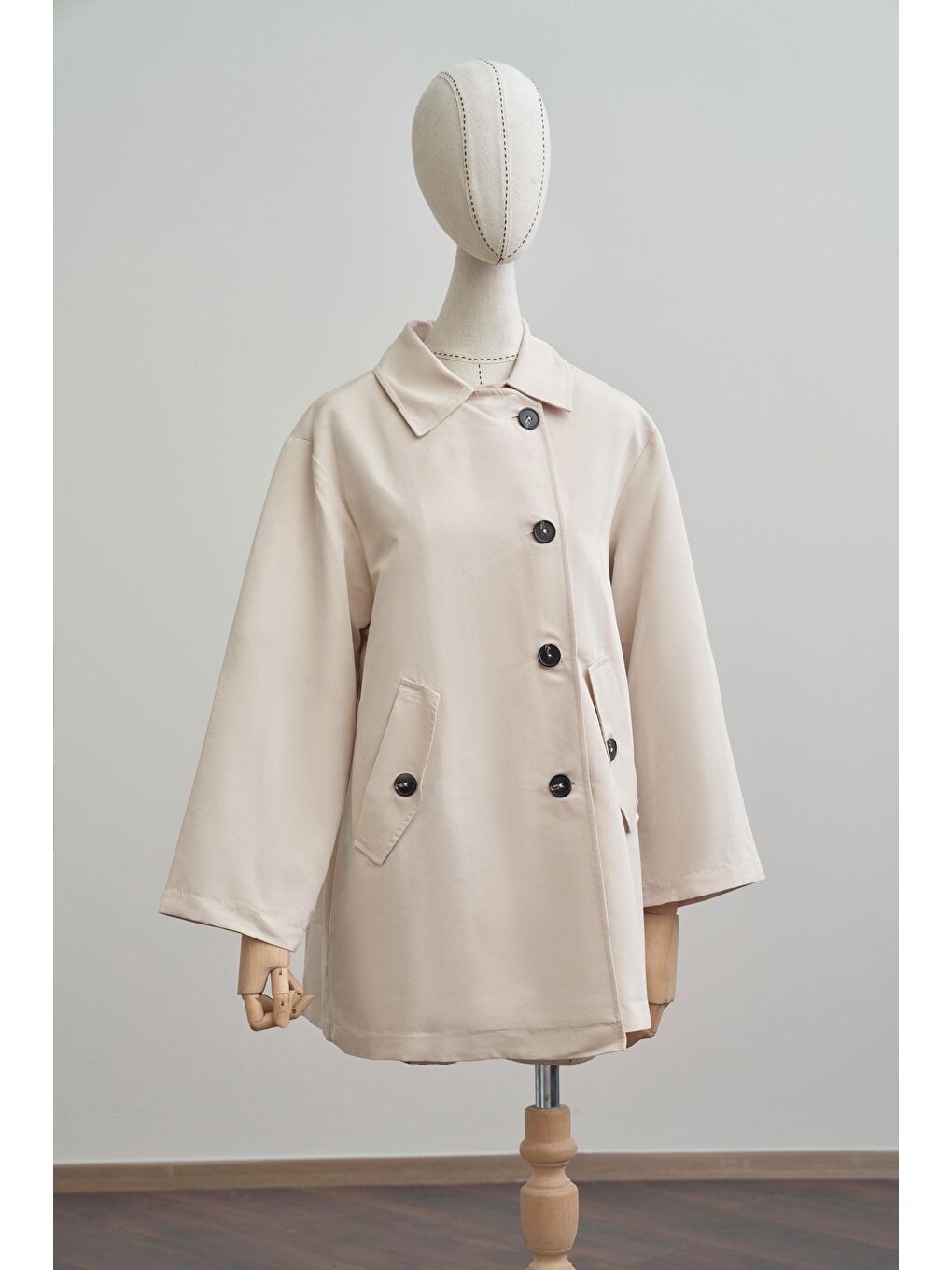 Bej Taş-Asimetrik Düğmeli Arkası Pileli Trençkot-8