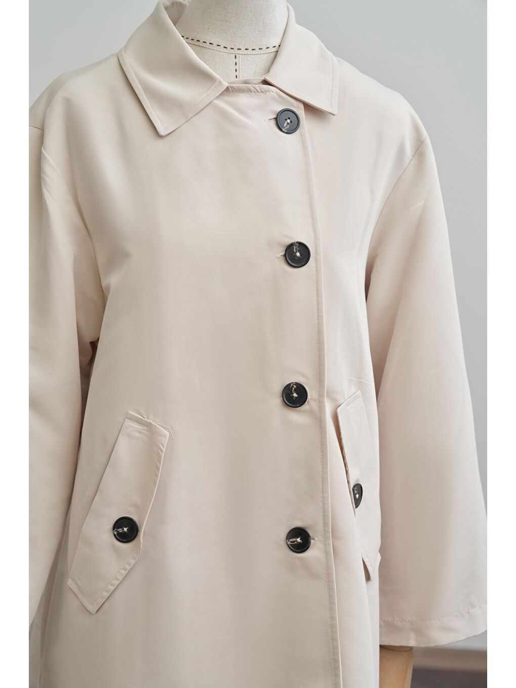 Bej Taş-Asimetrik Düğmeli Arkası Pileli Trençkot-9