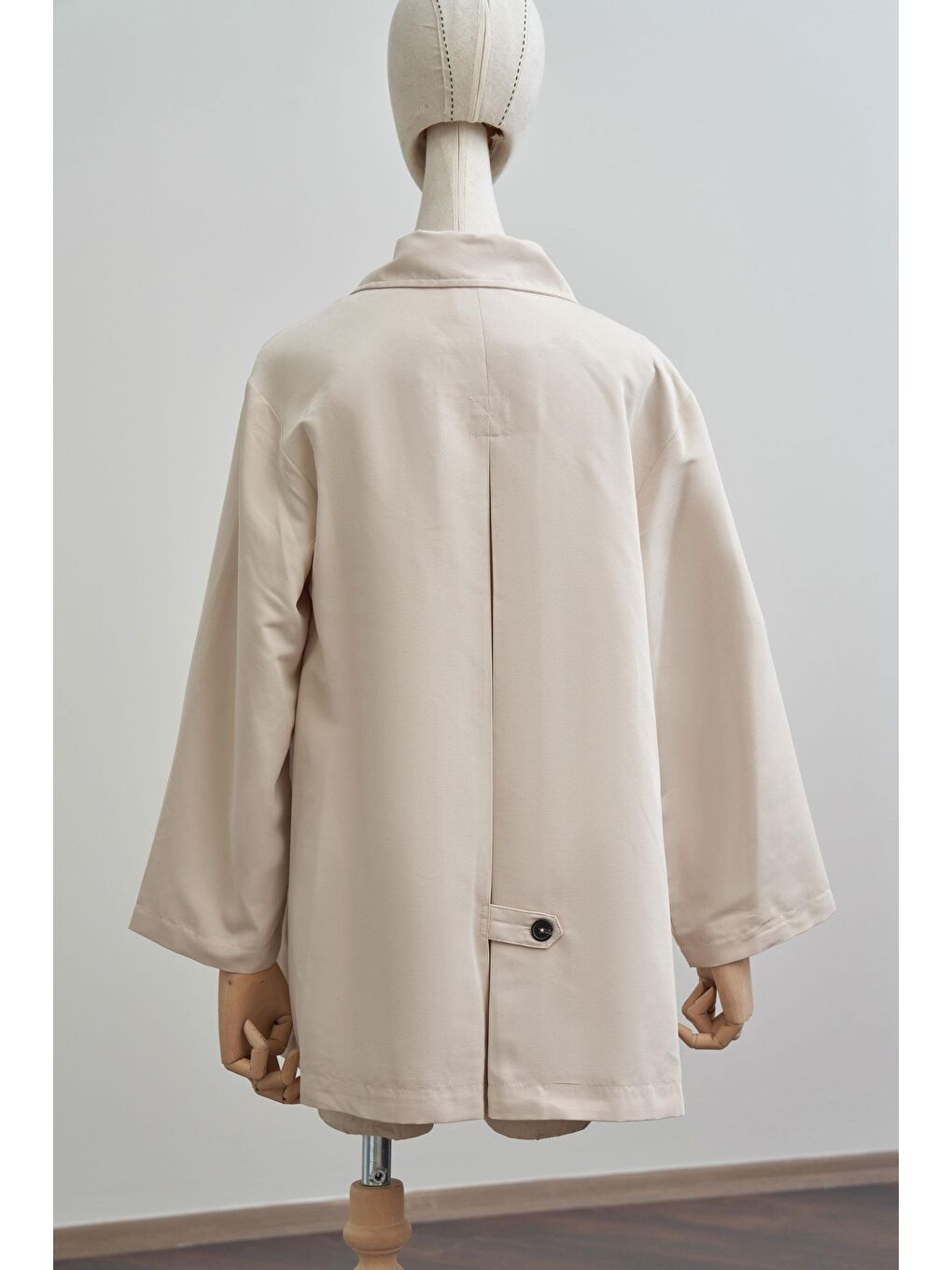 Bej Taş-Asimetrik Düğmeli Arkası Pileli Trençkot-10
