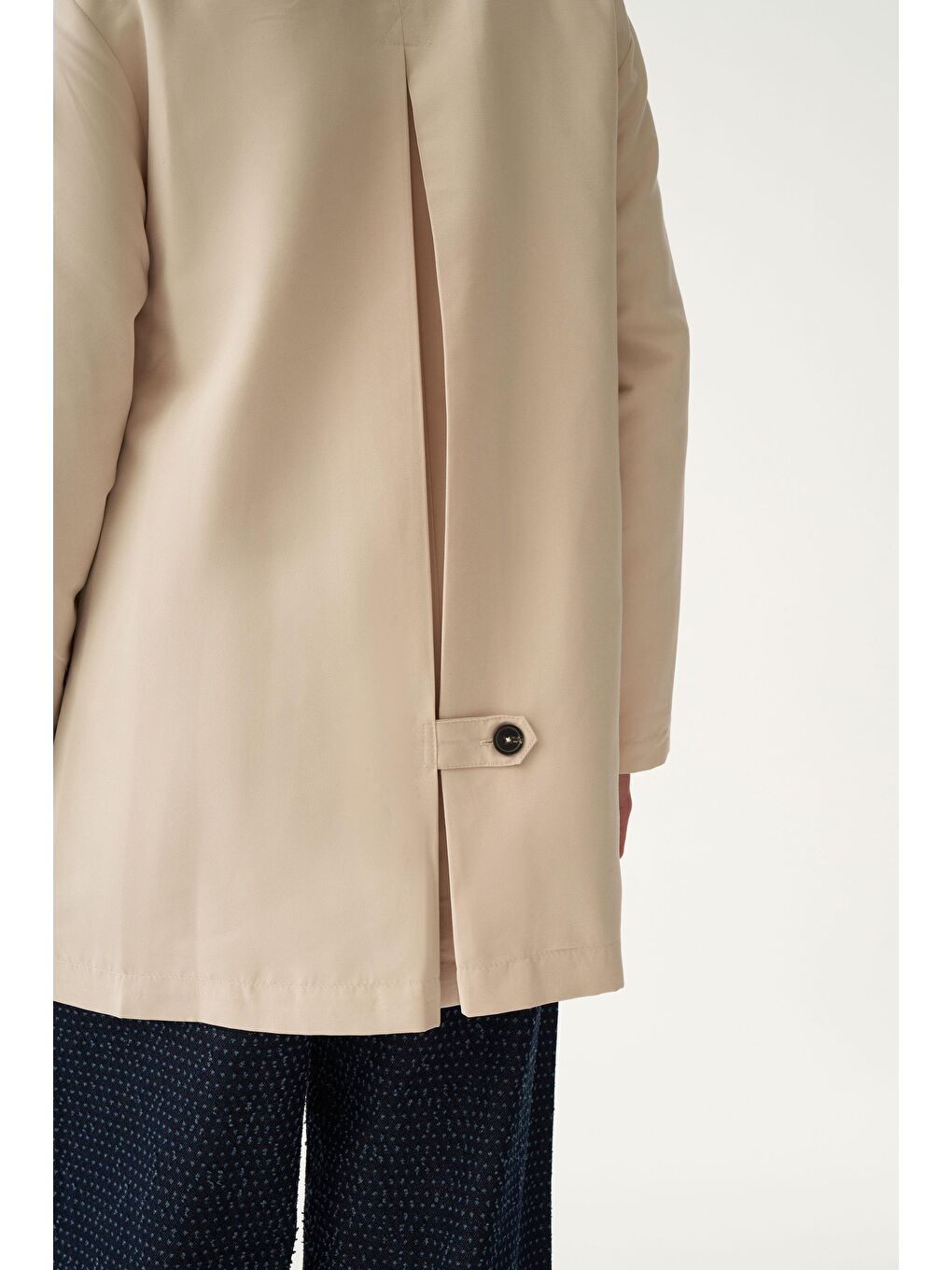 Bej Taş-Asimetrik Düğmeli Arkası Pileli Trençkot-11