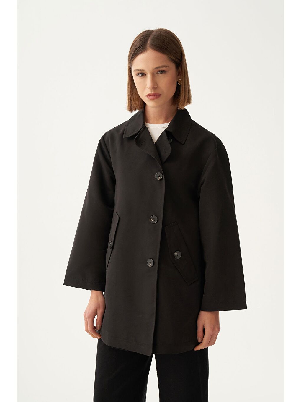 Siyah-Asimetrik Düğmeli Arkası Pileli Trençkot