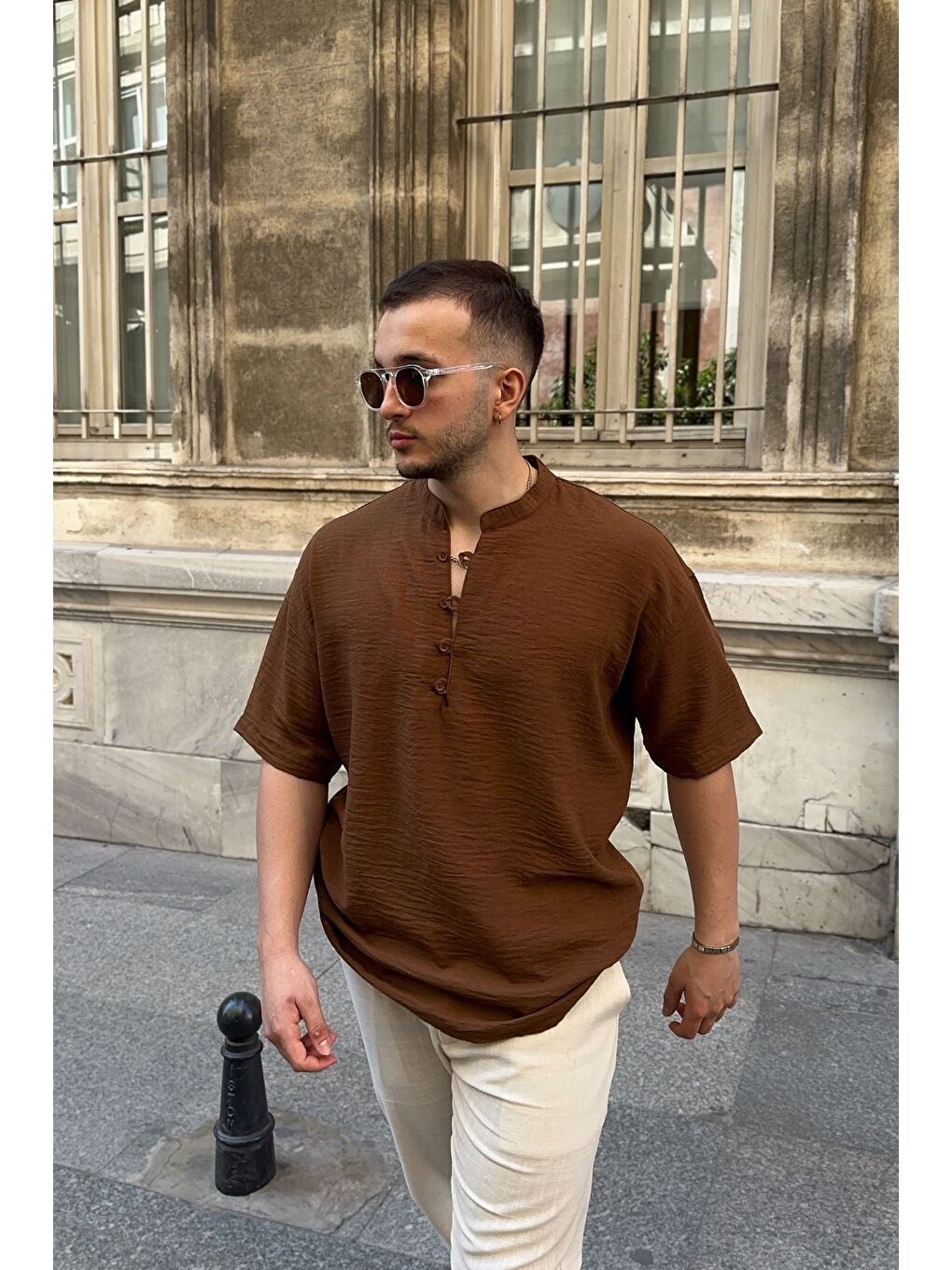 Kahverengi Soro Erkek Oversize Keten Görünümlü Kısa Kol Hakim Yaka Yarım Pat Gömlek