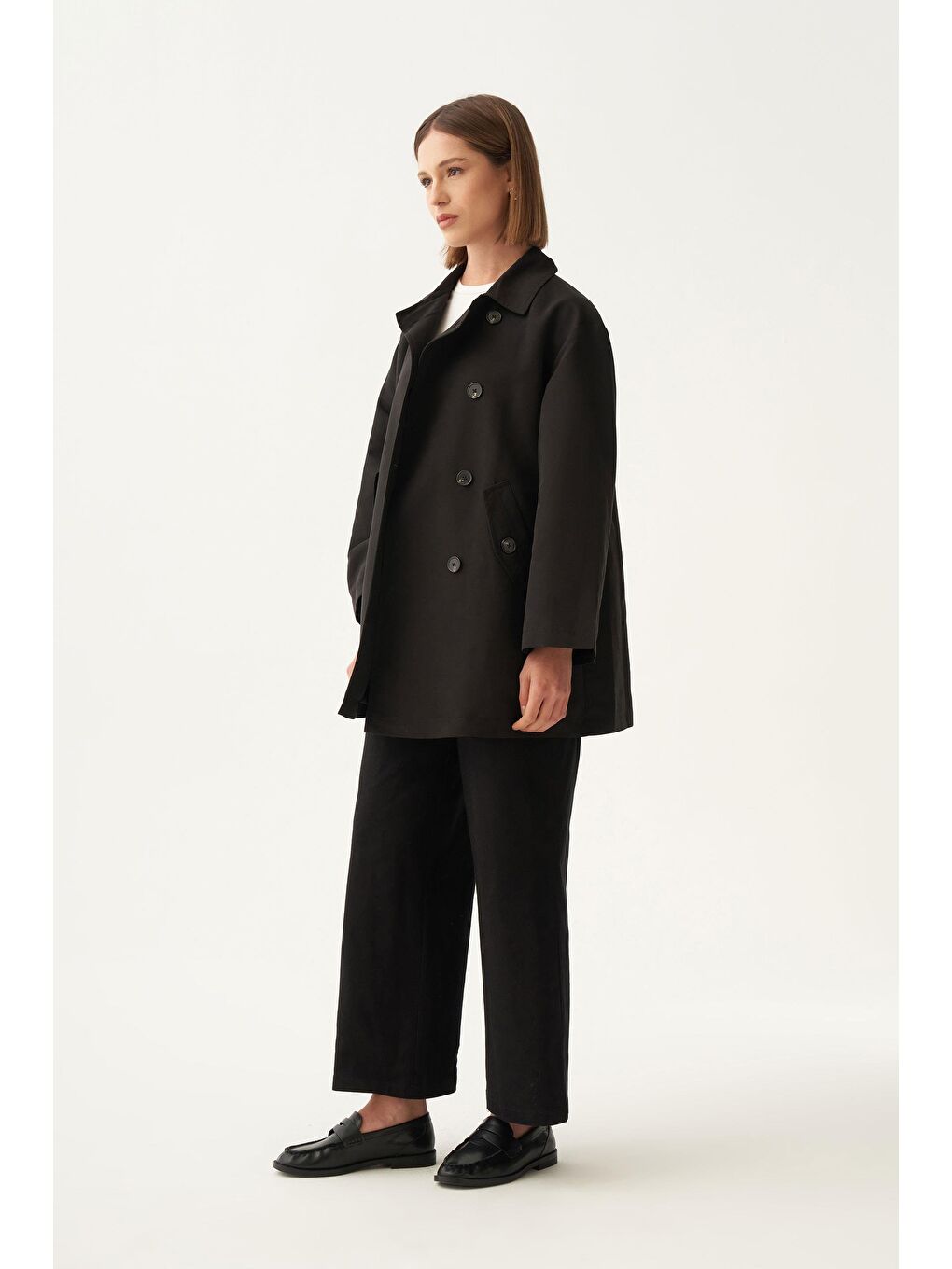 Siyah-Asimetrik Düğmeli Arkası Pileli Trençkot-2