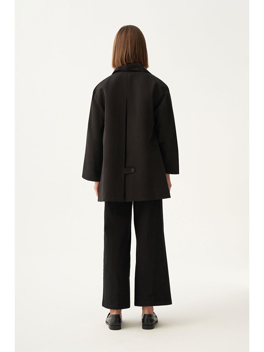 Siyah-Asimetrik Düğmeli Arkası Pileli Trençkot-3