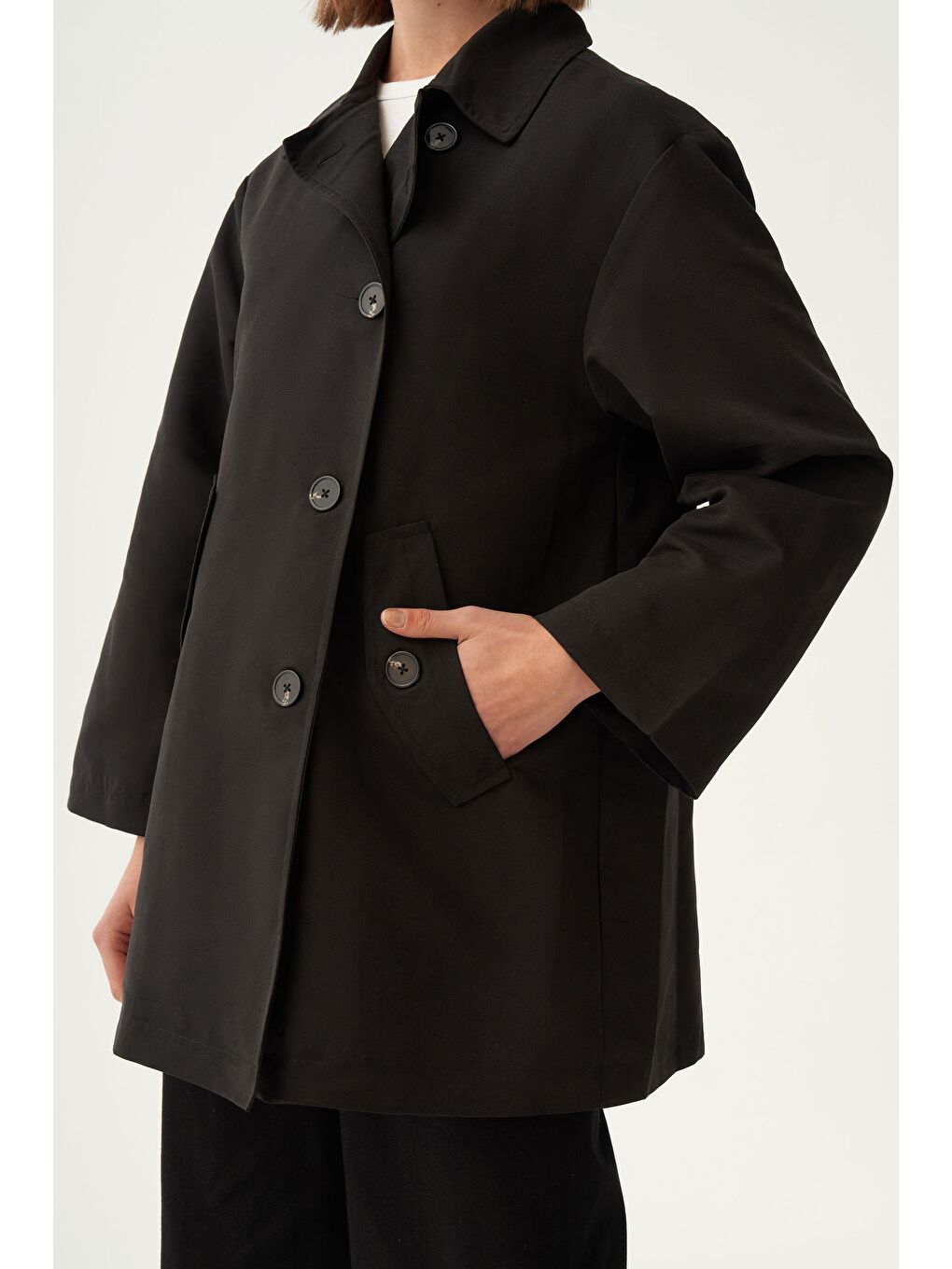 Siyah-Asimetrik Düğmeli Arkası Pileli Trençkot-4