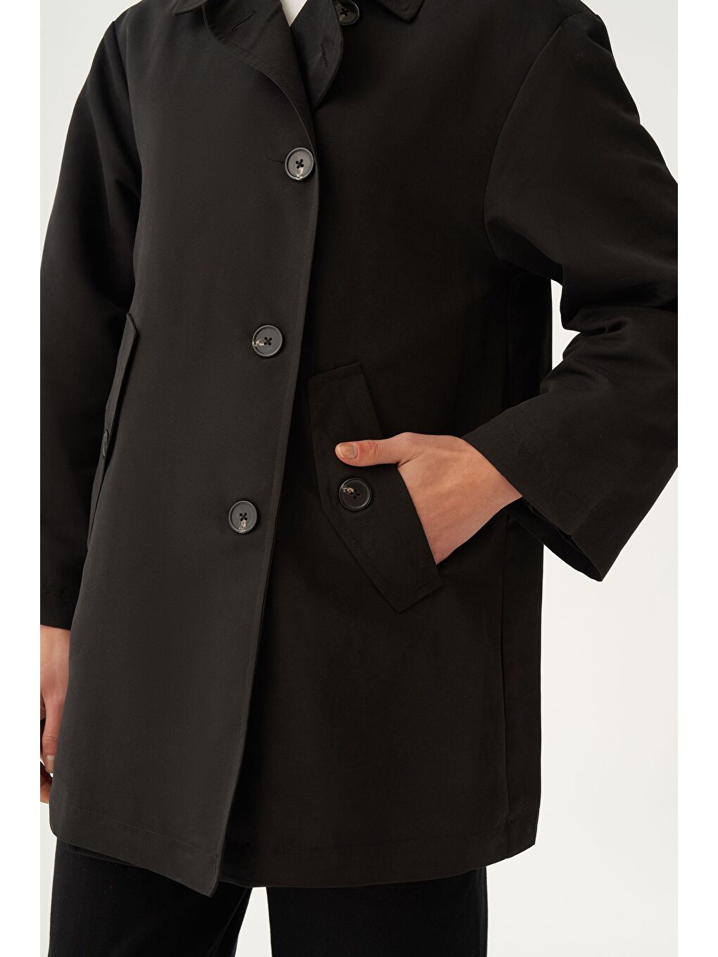 Siyah-Asimetrik Düğmeli Arkası Pileli Trençkot-5