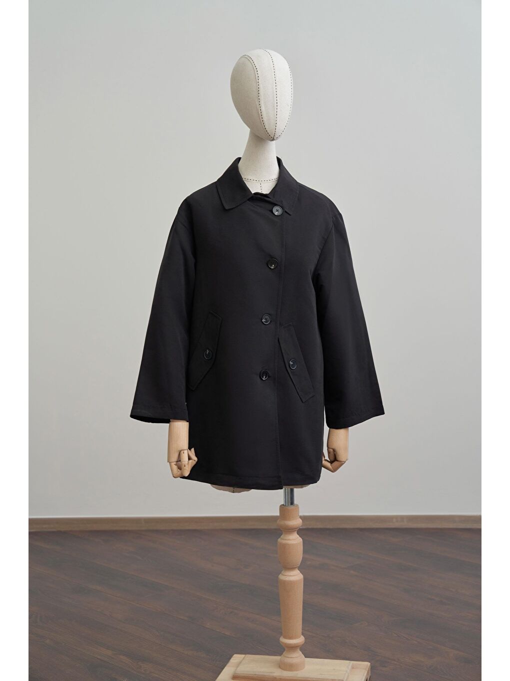 Siyah-Asimetrik Düğmeli Arkası Pileli Trençkot-6