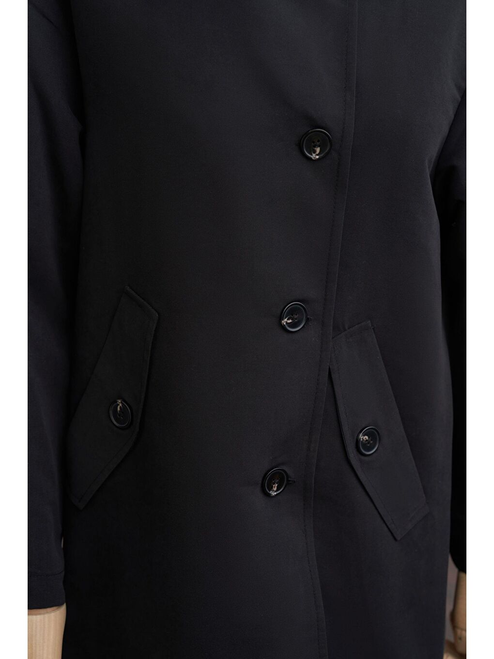 Siyah-Asimetrik Düğmeli Arkası Pileli Trençkot-8