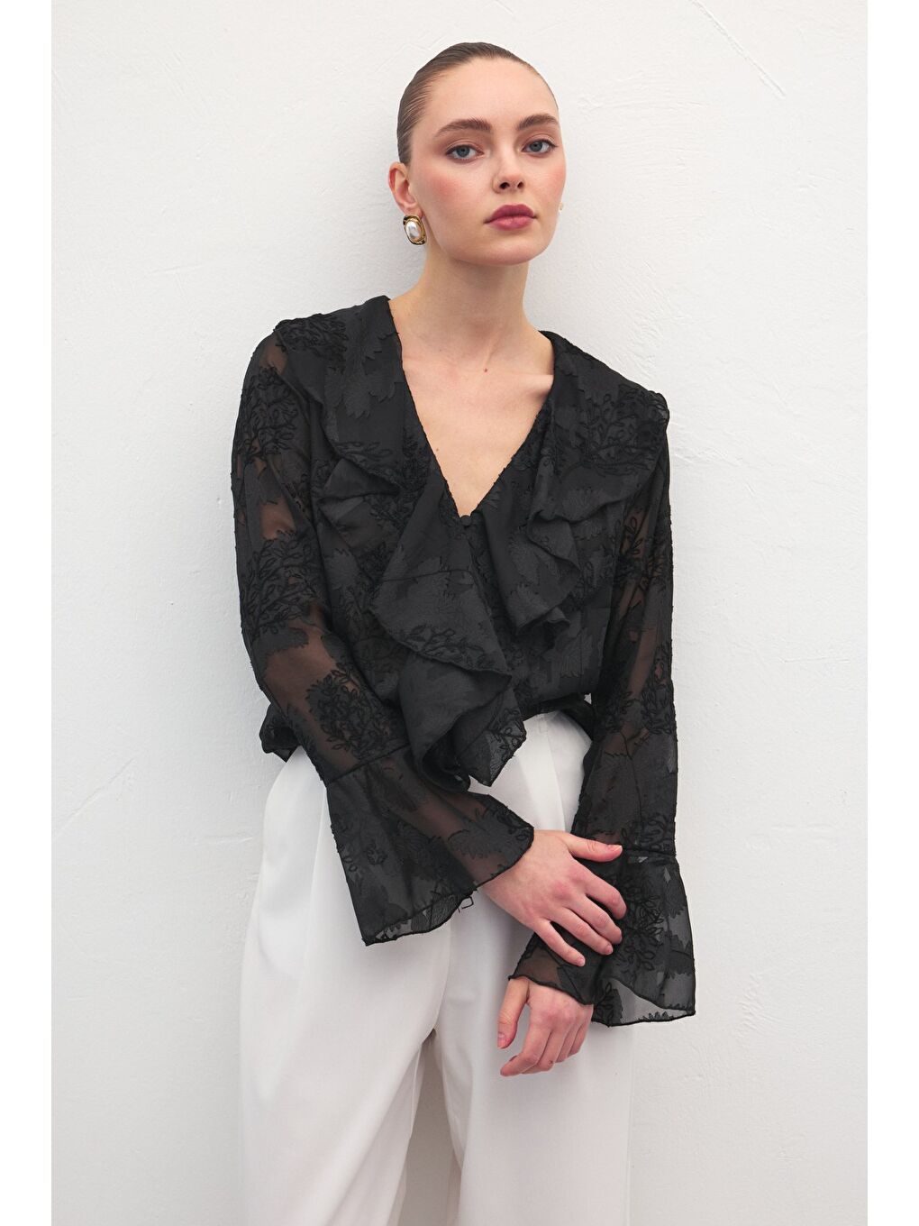 Fırfır Detaylı Nakışlı Gömlek - Siyah-4