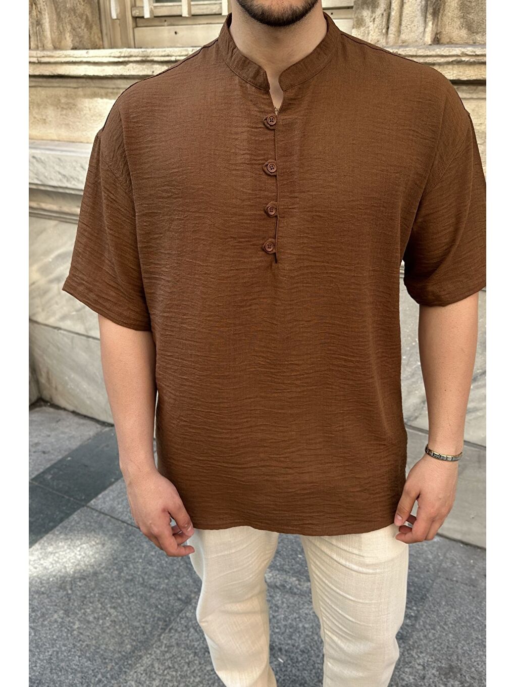Kahverengi Soro Erkek Oversize Keten Görünümlü Kısa Kol Hakim Yaka Yarım Pat Gömlek-4