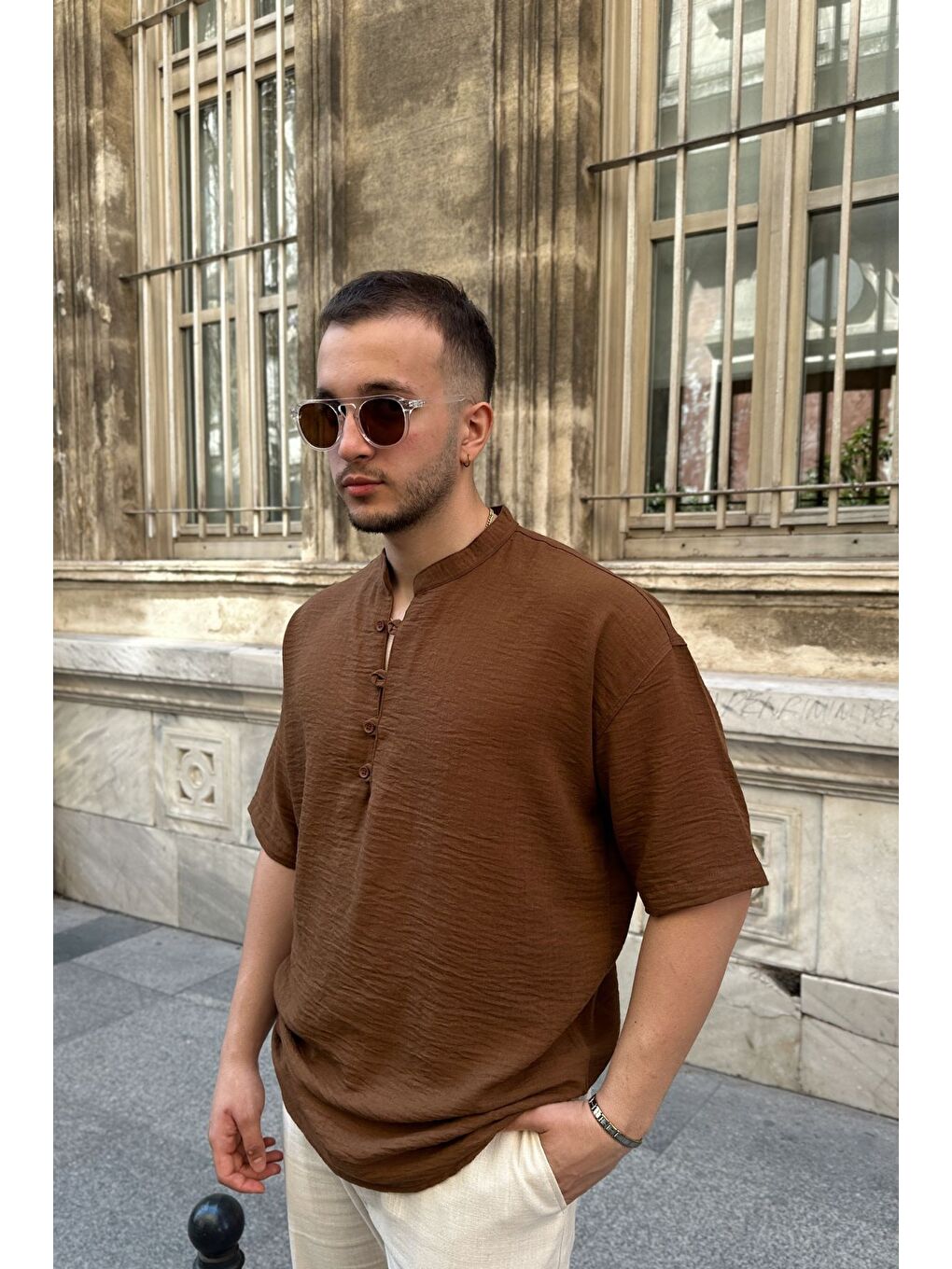 Kahverengi Soro Erkek Oversize Keten Görünümlü Kısa Kol Hakim Yaka Yarım Pat Gömlek-7