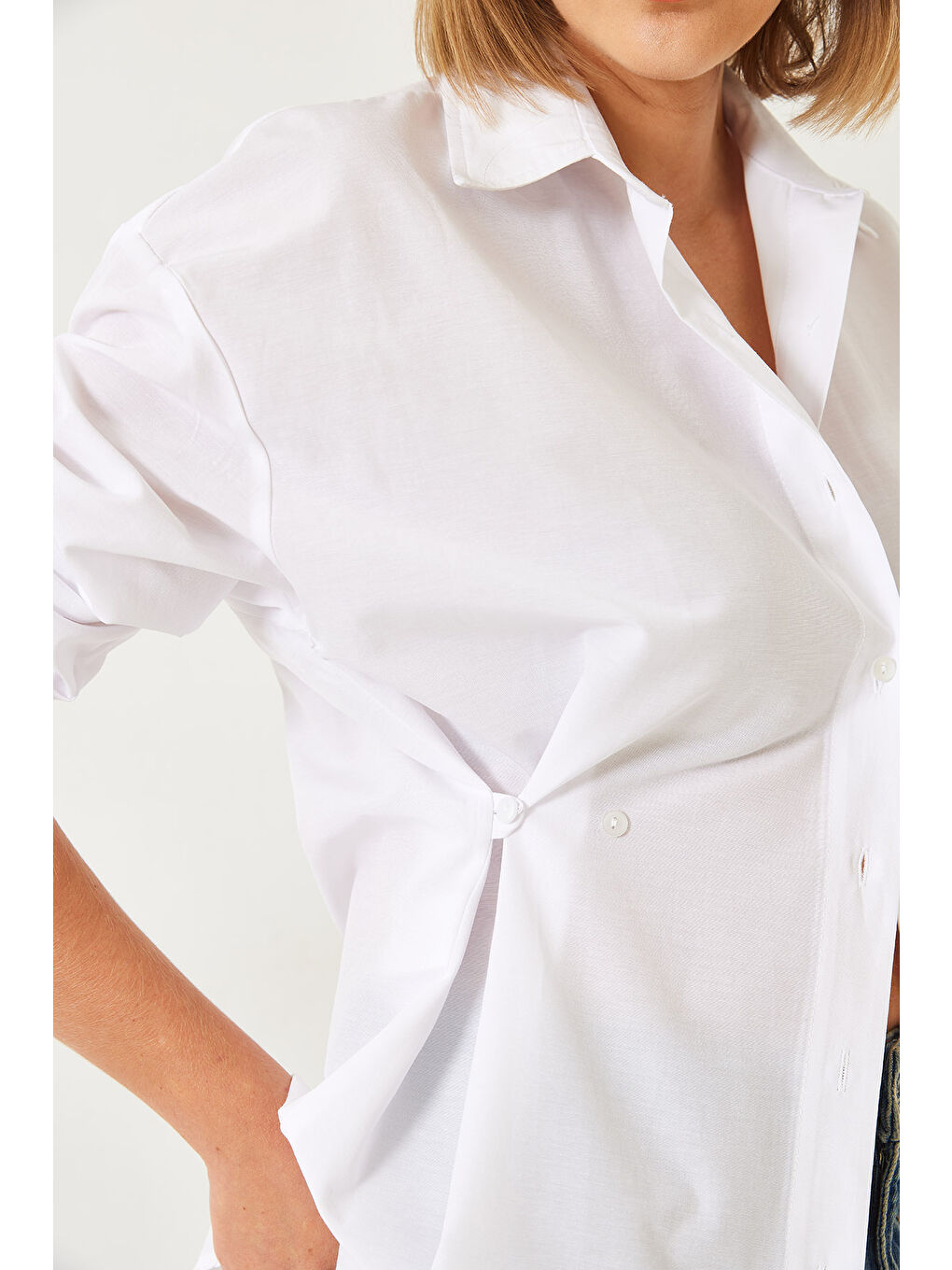 Beyaz Kadın Düğme Detaylı Basic Gömlek G-4