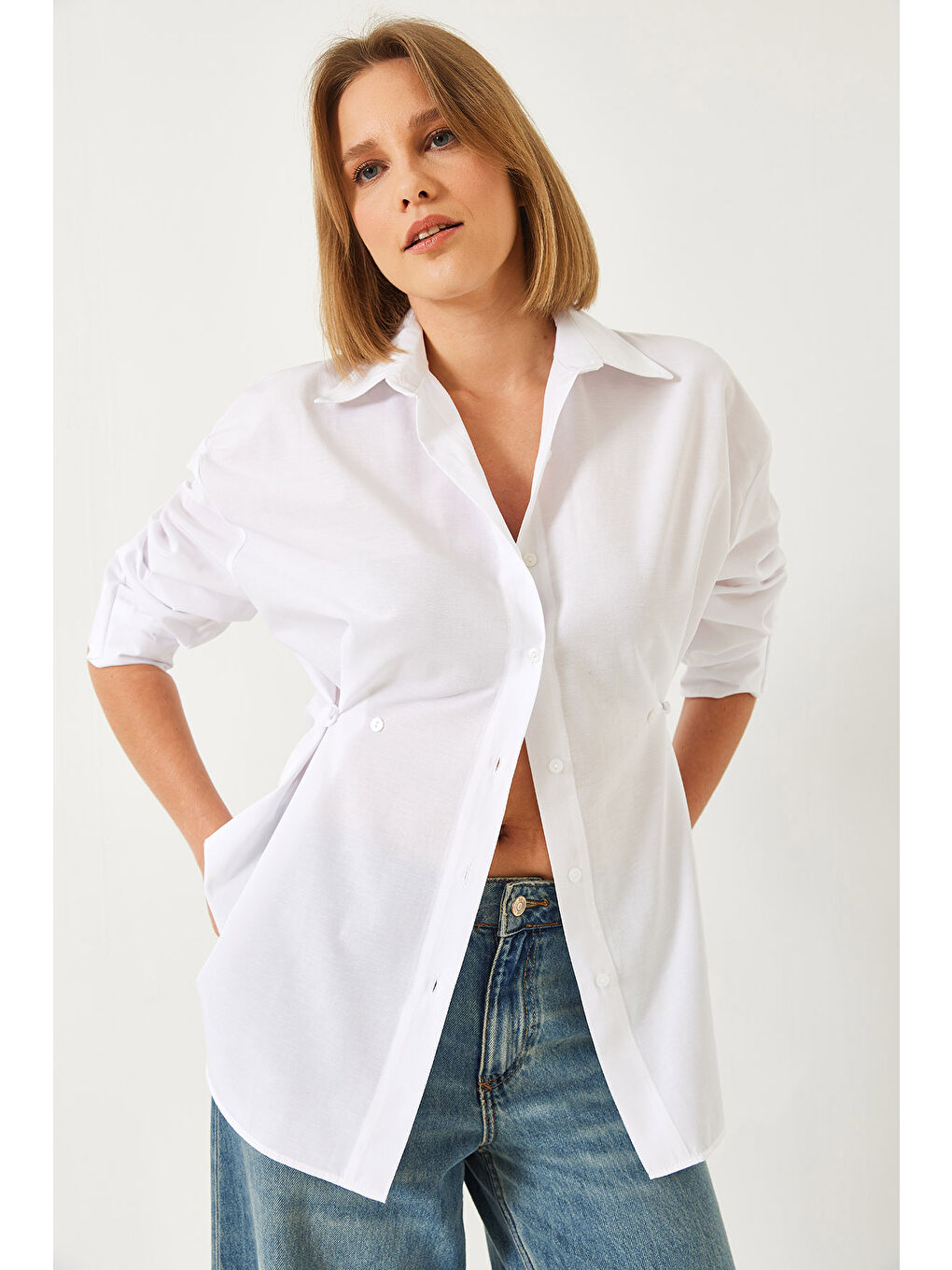 Beyaz Kadın Düğme Detaylı Basic Gömlek G-5