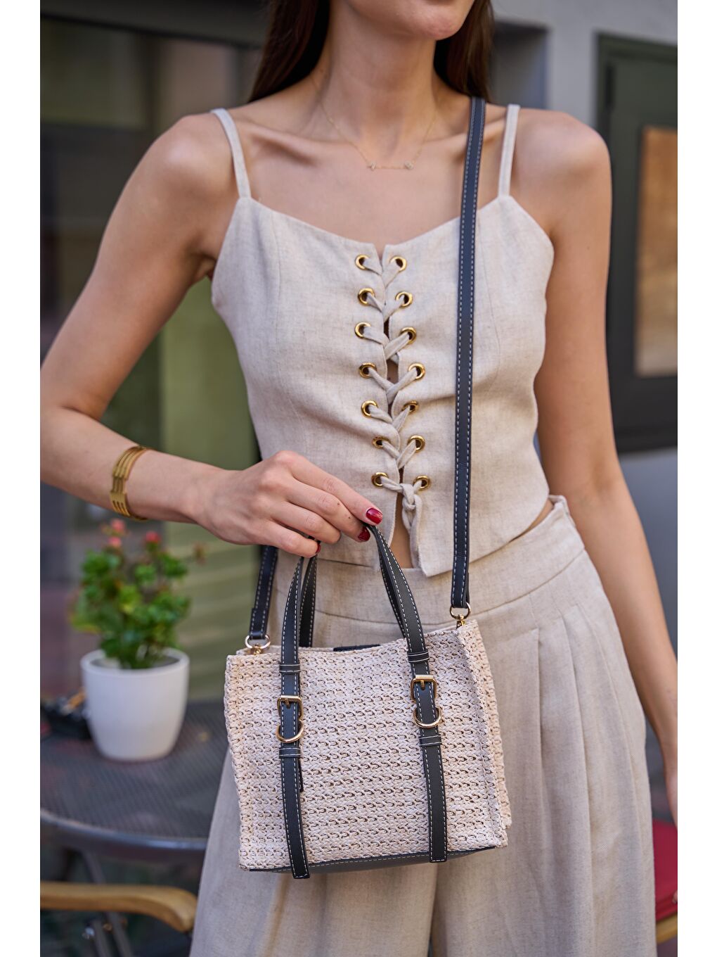 Hasır Detaylı Tokalı  El Ve Omuz Çantası Krem- Siyah-1