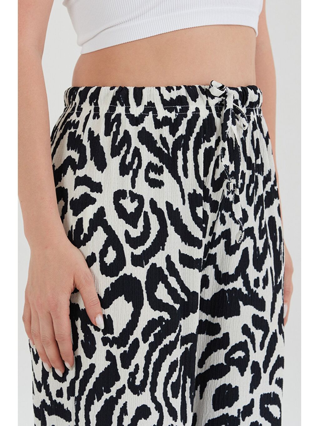 Lacivert Desenli Bürümcük Kumaş Bol Paça Pantolon-4