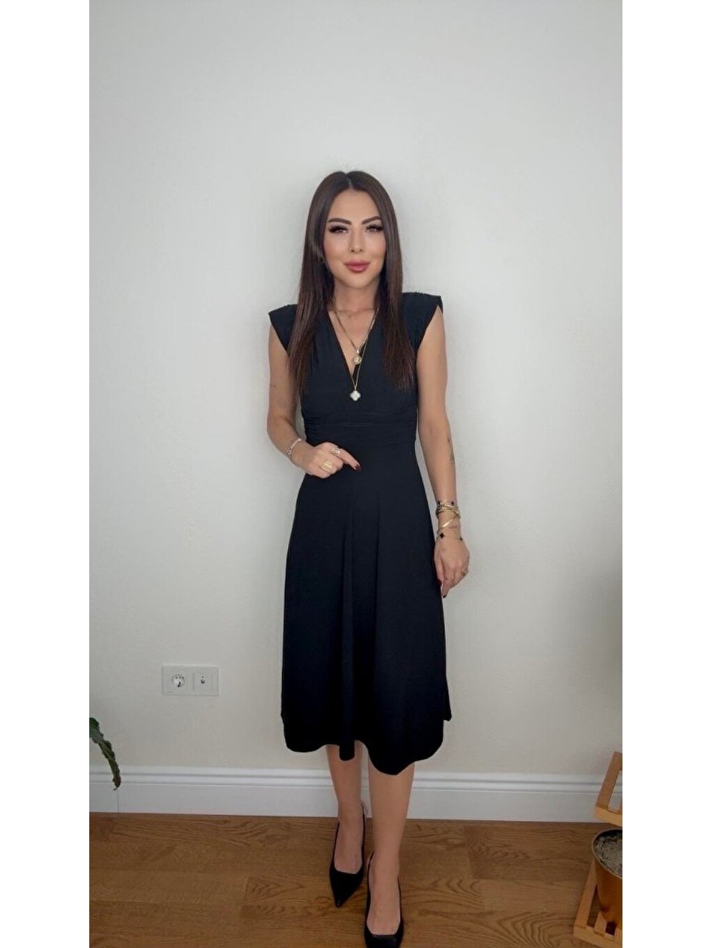Siyah Kadın Kısa Kollu Kruvaze Yakalı Bel Korsajı Buzgulu Midi Janjan Krep Elbise-1