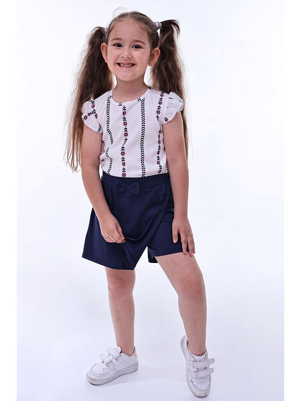 Beyaz Bürümcük Kumaş Çiçek Desenli Fırfır Kollu Fiyonk Detaylı Kız Çocuk Şort Etek Takımı-1