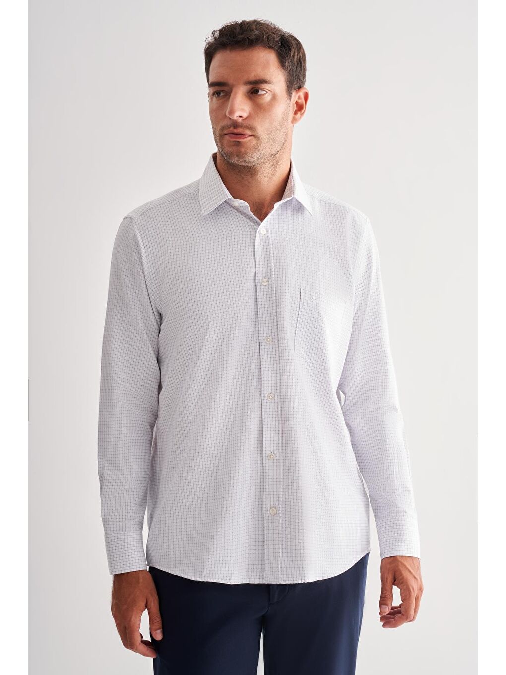 Beyaz Sert Yaka Uzun Kol Cepli Comfort Fit Classic Gömlek 1004255164