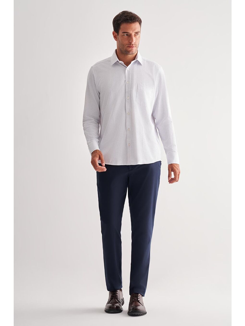 Beyaz Sert Yaka Uzun Kol Cepli Comfort Fit Classic Gömlek 1004255164-1