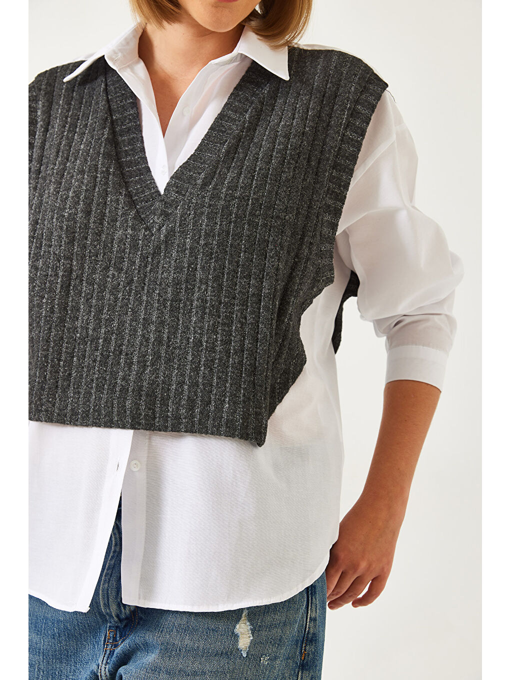 Beyaz Kadın Süveter Detaylıi Gömlek-4