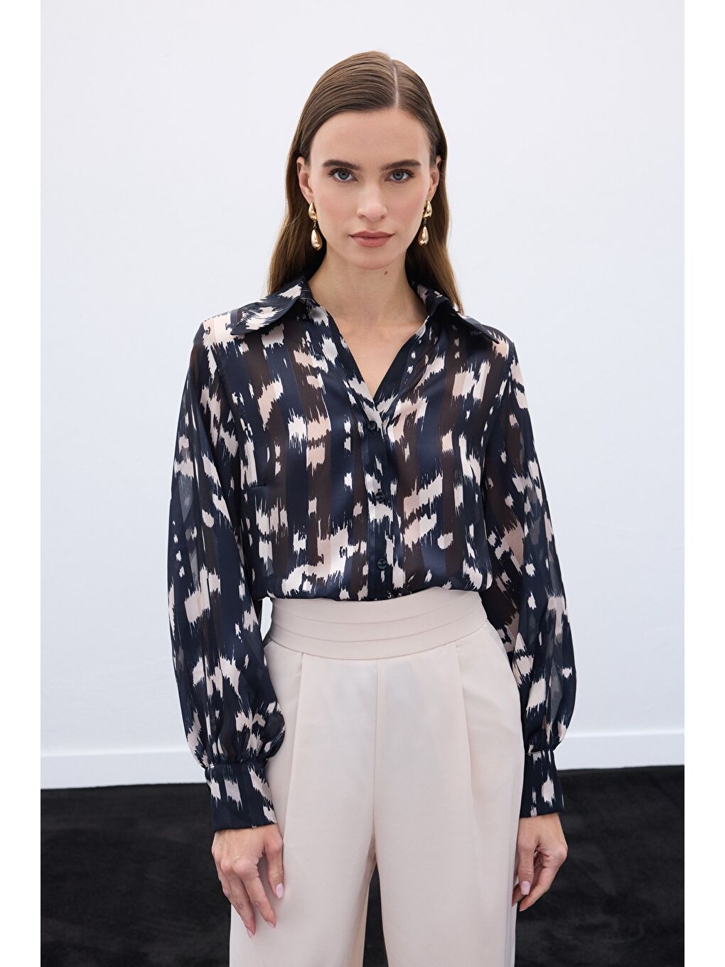 Geniş Manşetli Desenli Gömlek - Siyah