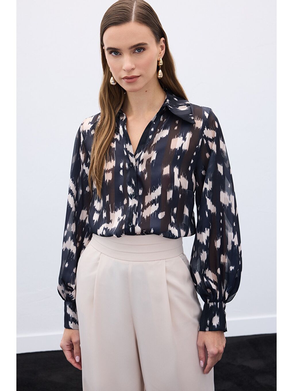 Geniş Manşetli Desenli Gömlek - Siyah-1