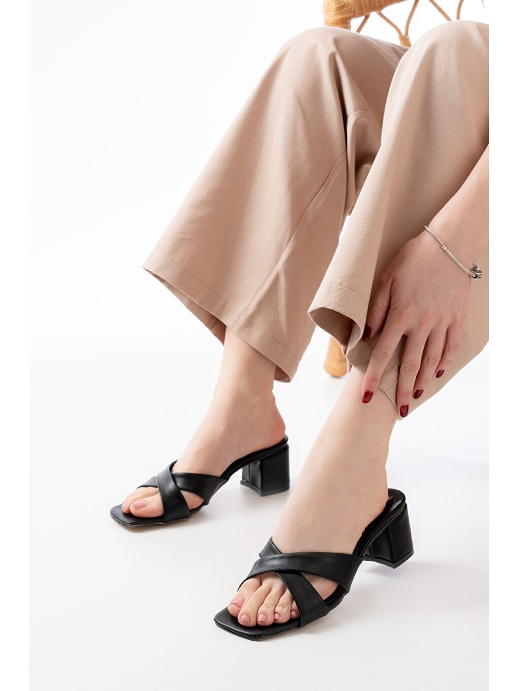 Kadın Dionis Siyah Cilt Topuklu Terlik-1