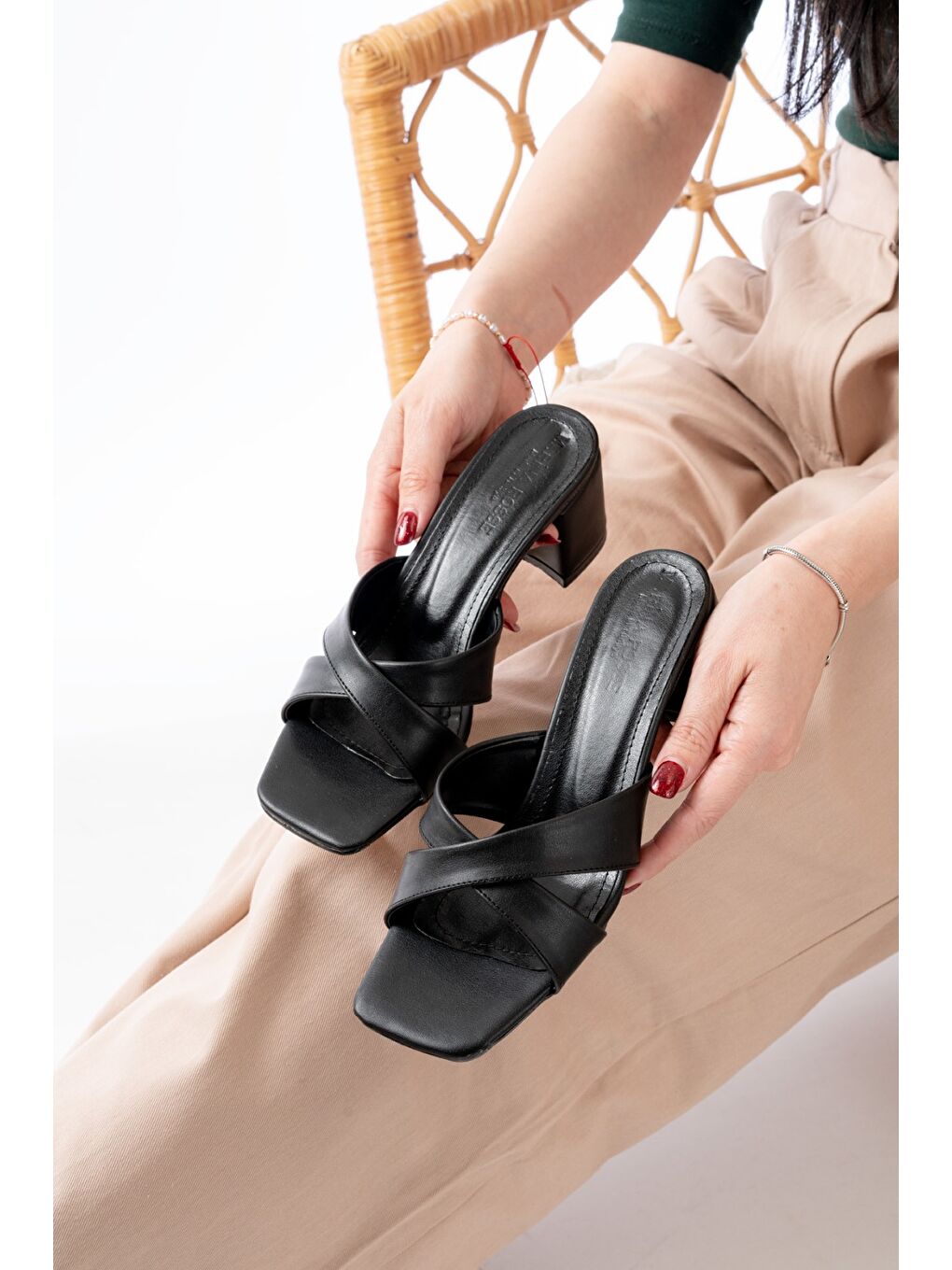 Kadın Dionis Siyah Cilt Topuklu Terlik-2